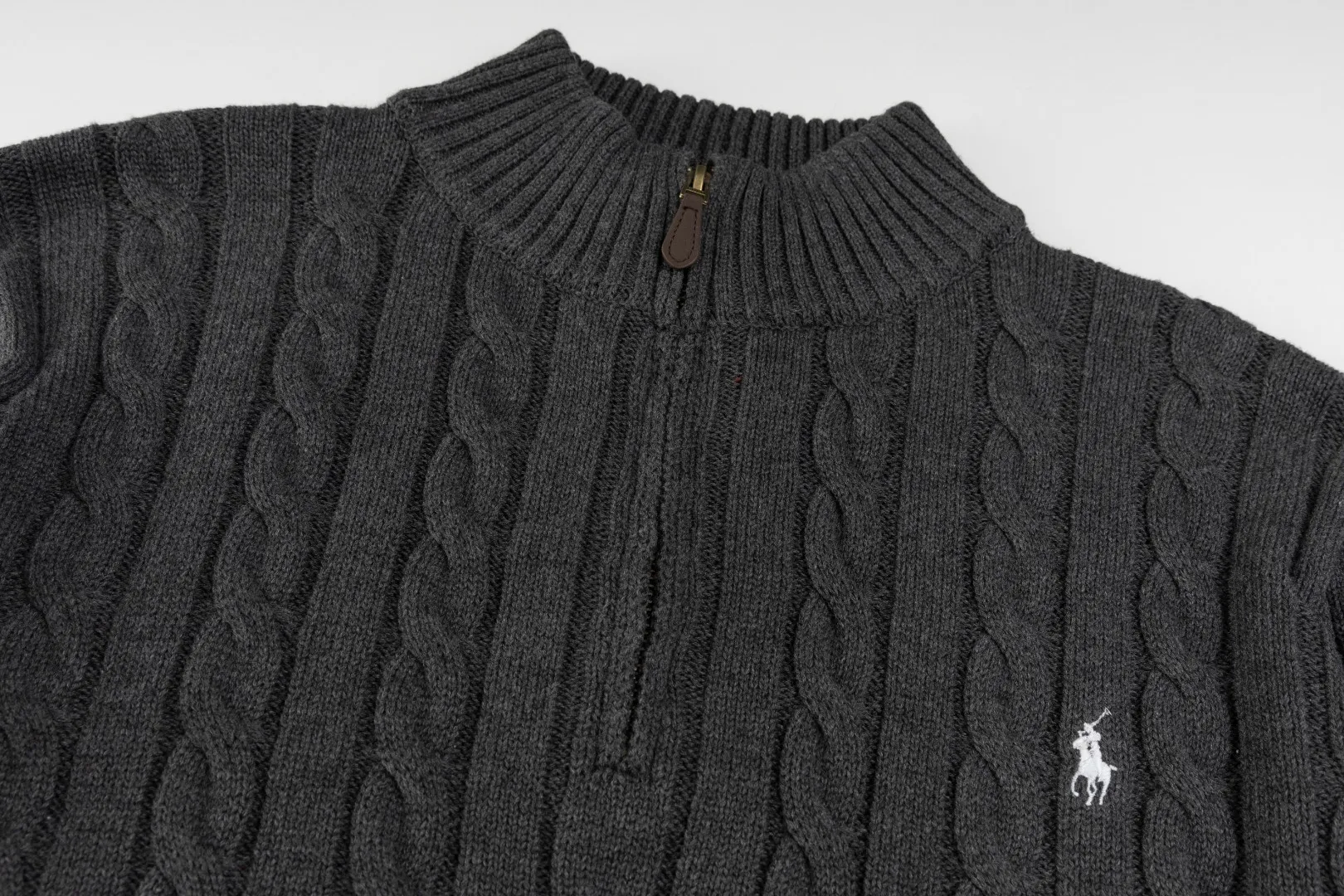 P236 #R92 RALPH LAUREN Ralph Lauren fifteen colors classic small label embroidery logo turtleneck pullover half-zip knitted cable sweater with high-density LOGO embroidery on the chest and original customized tag accessories. Made of pure cotton yarn, pure cotton is skin-friendly and comfortable, small label war horse embroidered twist turtleneck sweater 🐎 high quality, follow the blogger to learn how to wear it! Let’s buy a Ralph Lauren cable sweater. It’s a super hard-to-find series after it became popular. It’s hard to find one on the official website. It’s simple and practical to wear, with a lazy and loose feel. The thickened fabric has more texture, feels soft and delicate, and has a loose fit. Whether worn alone or layered, you can wear different styles of fashion with just one piece!   Size：XS S M L